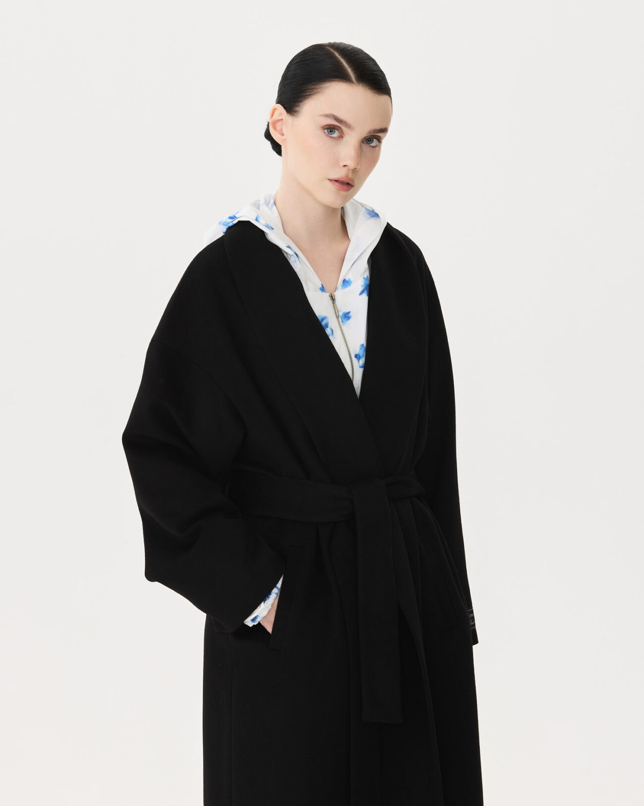 Женское пальто из коллекции Fall-Winter 24/25 Victoria Andreyanova