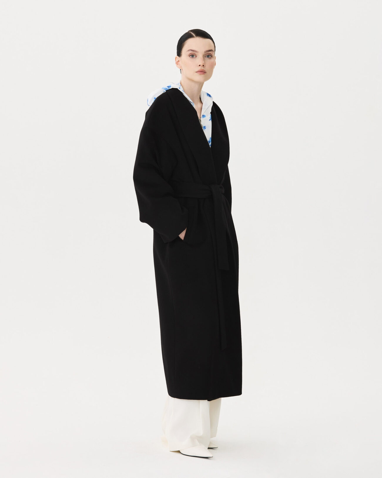 Женское пальто из коллекции Fall-Winter 24/25 Victoria Andreyanova