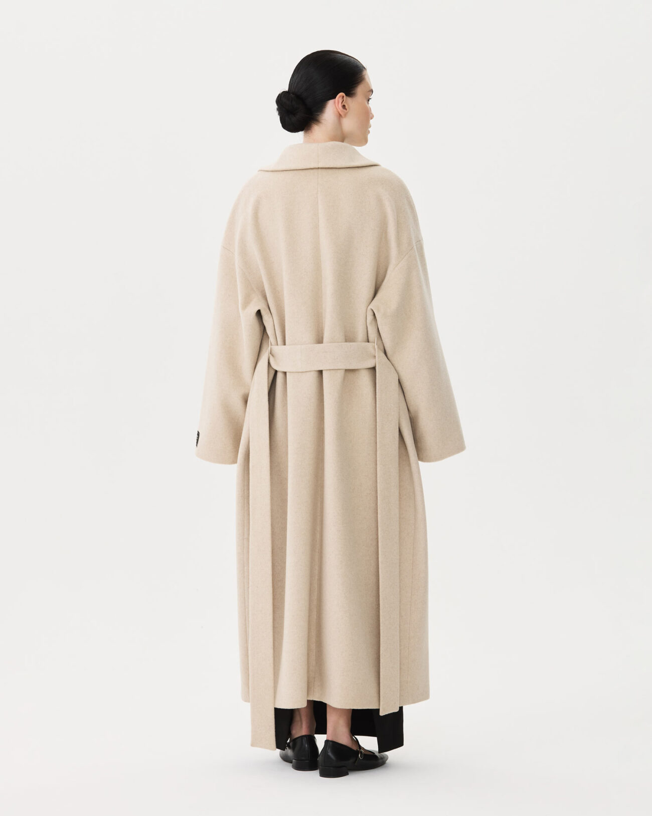 Женское пальто из коллекции Fall-Winter 24/25 Victoria Andreyanova