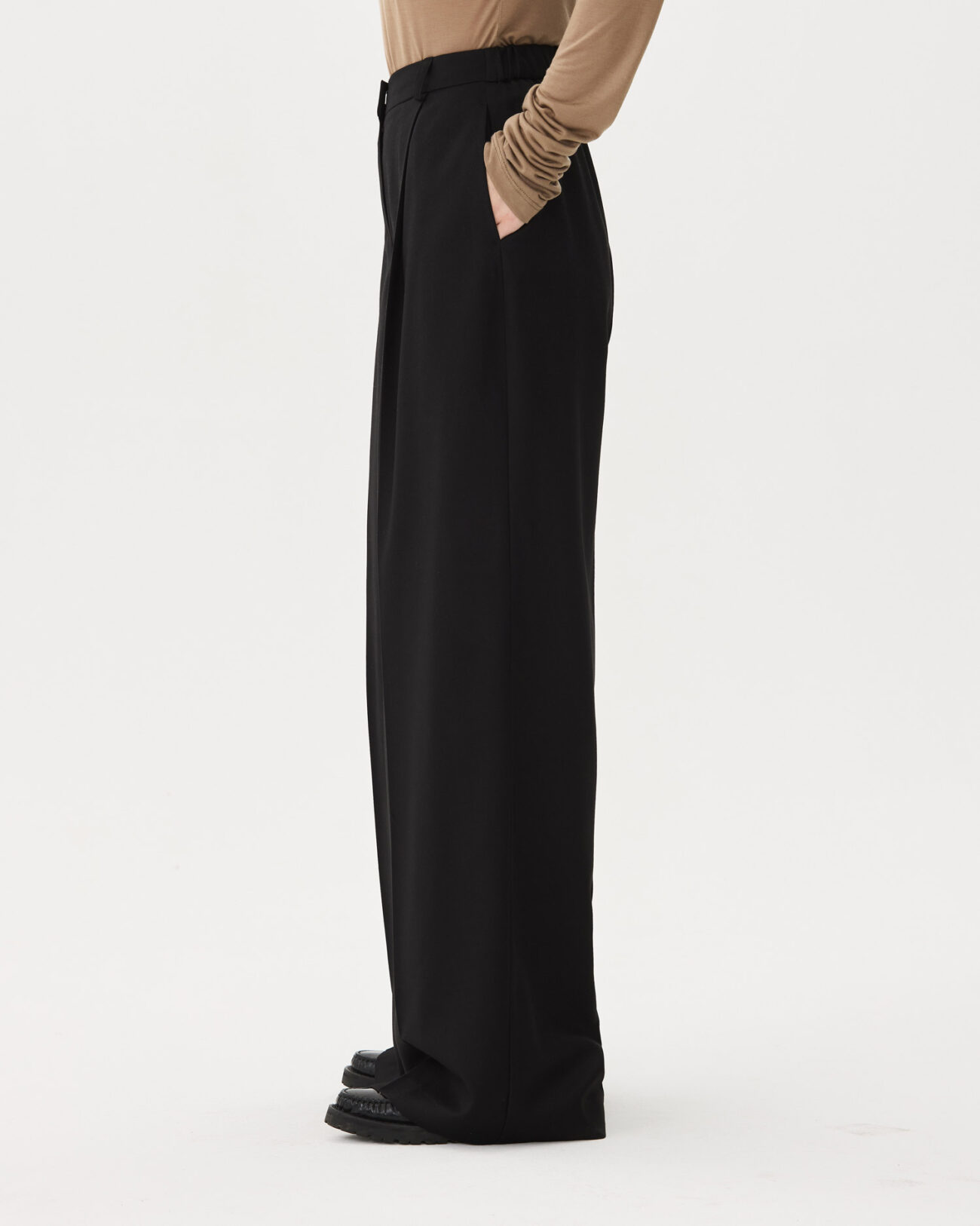 Брюки из коллекции Fall-Winter 25/26 Victoria Andreyanova
