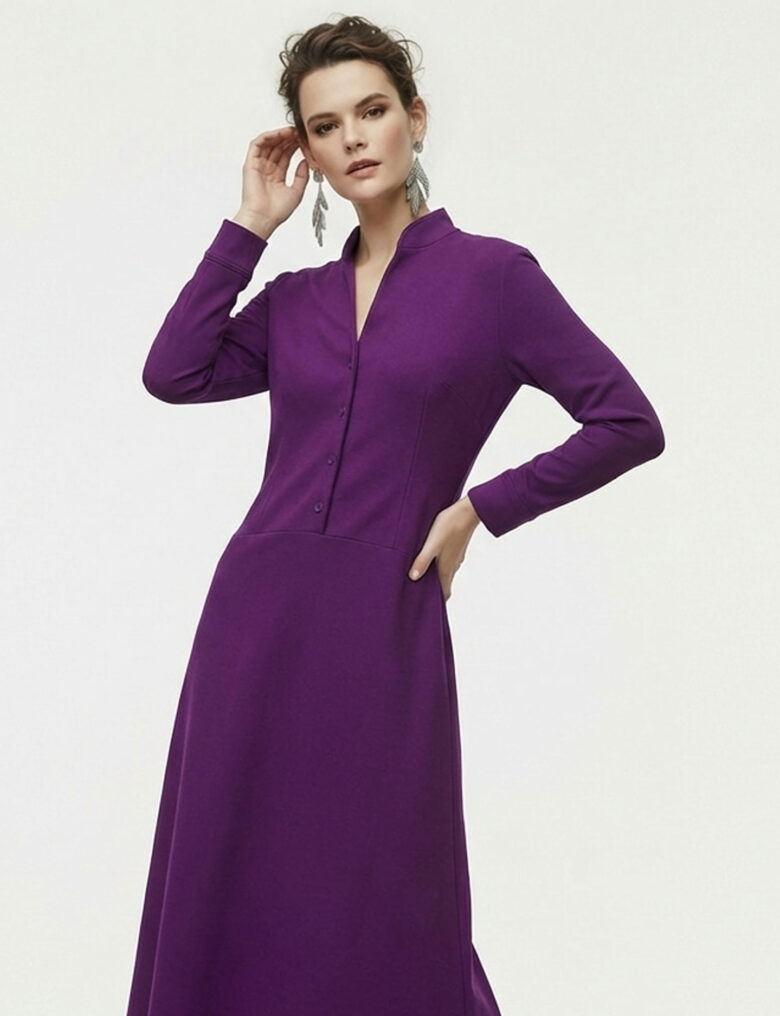 Платье с воротником-стойкой