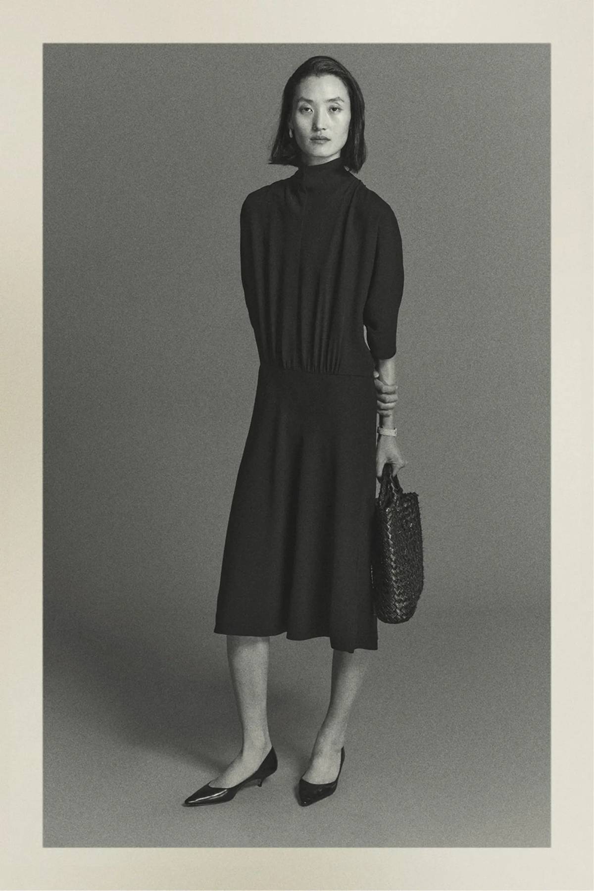 The Row SS26 — минималистичная юбка миди из плотной шерсти